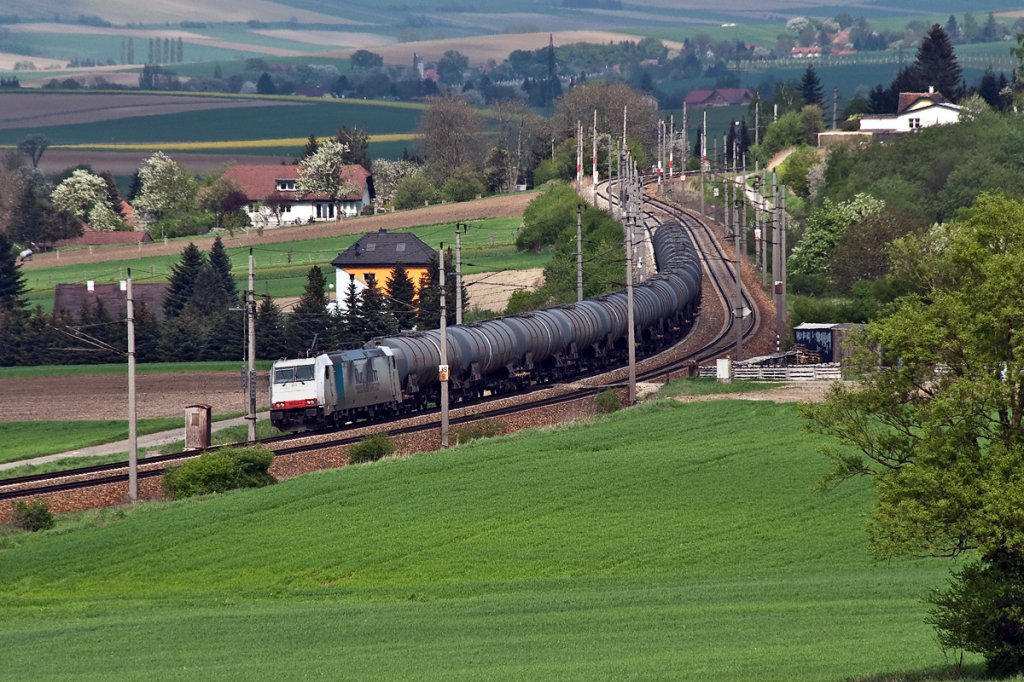 185 639 RurTalBahn Cargo war am 28.04 2013 um 15:25 kurz nach Neulengbach, Richtung Westen unterwegs. 