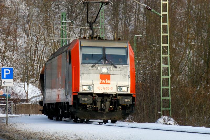 185 640 erreicht mit einem leeren Kalkkesselzug R�beland; 21.12.2009
