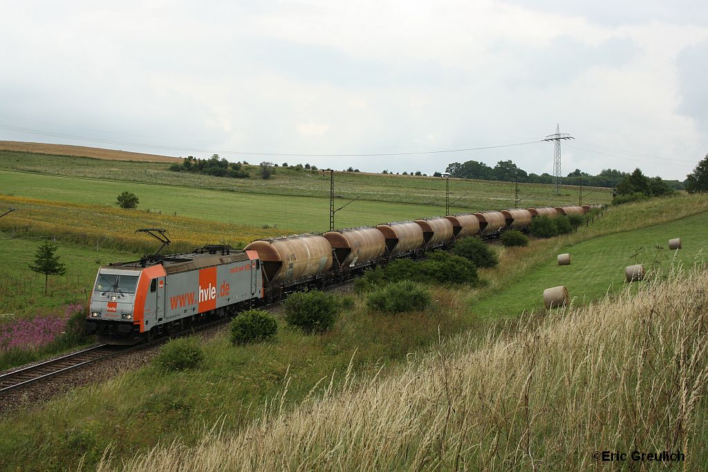 185 640 mit dem Buna-Zug am 3.8.2010 bei H�ttenrode, im Hintergund sieht man das ausgekreuzte Einfahrsignal des mittlerweile arg geschrumpften Bahnhofes H�ttenrode. Schiebedienst hatte 185 641.