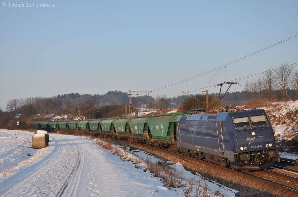 185 642 mit Zug 91120 von K�ln nach Gy�r am fr�hen Morgen des 11.02.2012 bei P�lling. Die 185 642 war f�r LTE unterwegs.