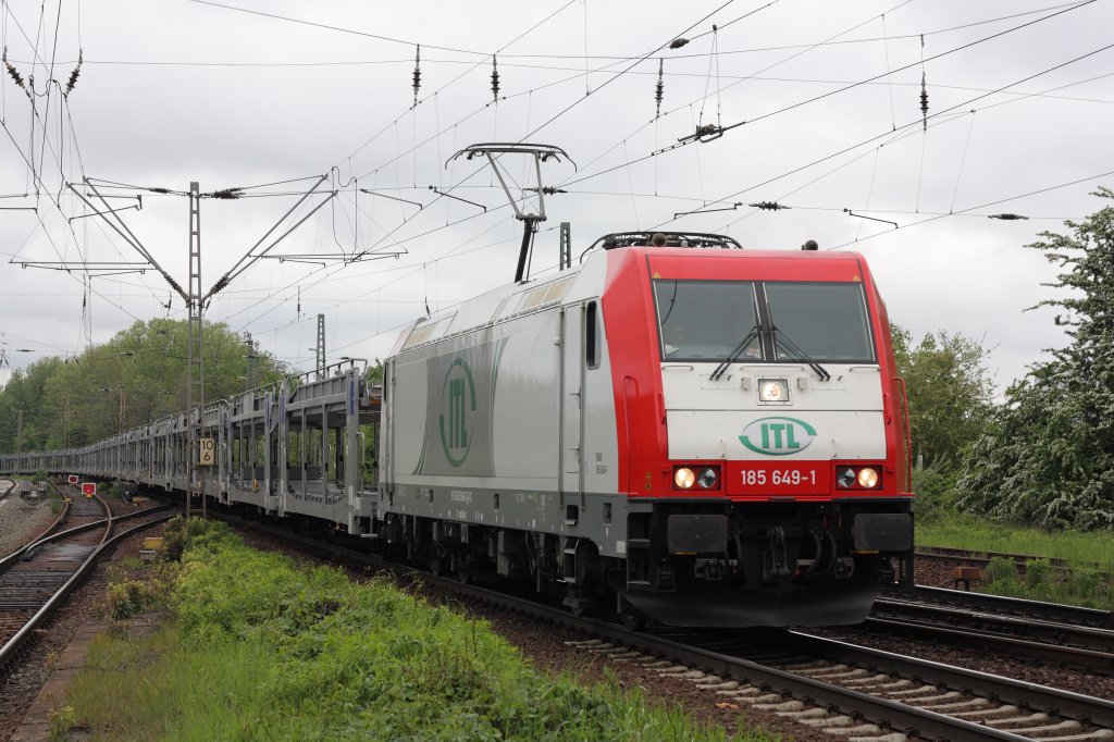 185 649-1 von ITL mit einem Leerzug Autotransportwagen in Leipzig-Thekla. Fotografiert am 15.05.2010. 