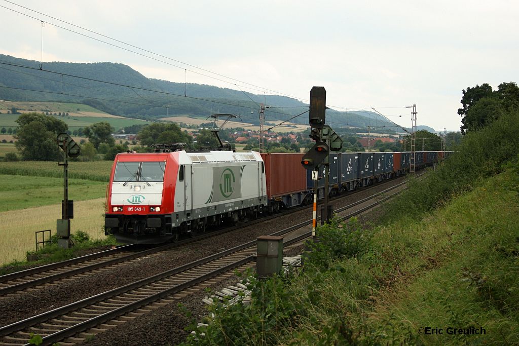 185 649 mit einem Containerzug am 2.8.2010 bei Banteln.