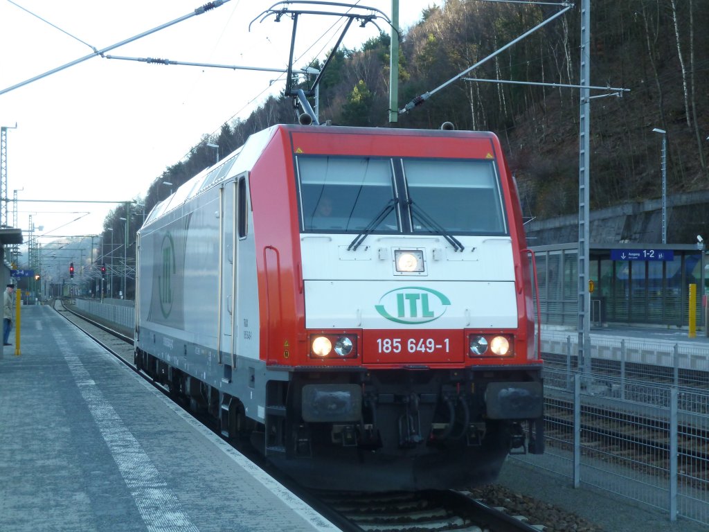 185 649 stellte schnell ihren Sch�ttgutzug in Bad Schandau ab und fuhr dann single zum Feierabend auf ein Abstellgleis.
12.2.11