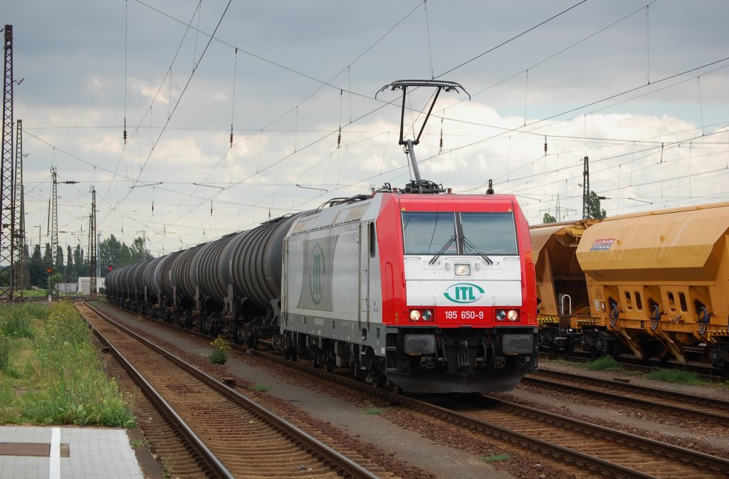 185 650-9 (ITL) kommt mit einem Kesselwagenzug am 15.07.2011 im Gbf von Grokorbetha an