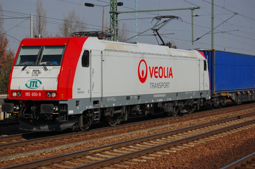 185 650-9 der (ITL/VEOLIA) mit einem Containerzug. Wartet auf die Ausfahrt aus dem Bahnhof Berlin Sch�nefeld. 09.03.2010