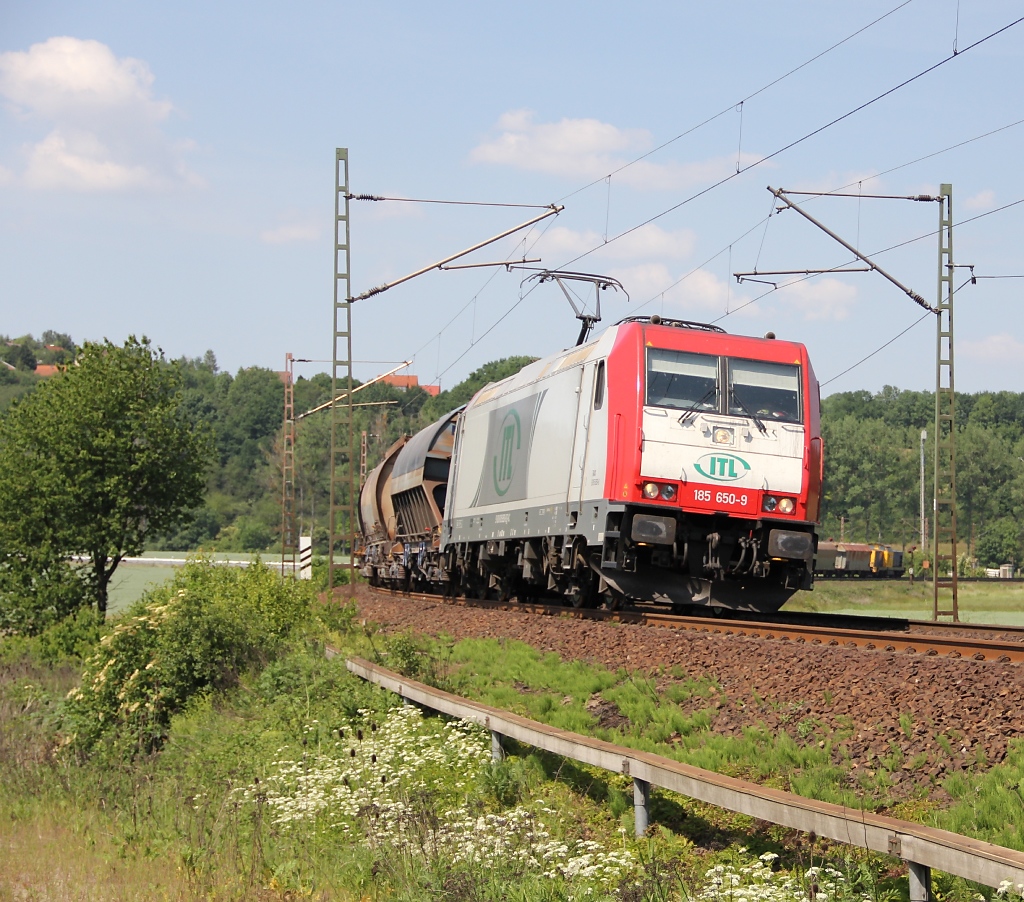 185 650-9 mit Silowagenzug in Fahrtrichtung Sden. Am Zugschluss hing noch die V142 der RBB. Aufgenommen zwischen Friedland(HAN) und Eichenberg am 04.06.2011.