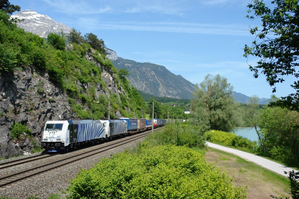 185 661 + 185 663 mit einem Lomo-KLV von Hamburg Richtung Italien am 19.05.2012 kurz vor Jenbach.