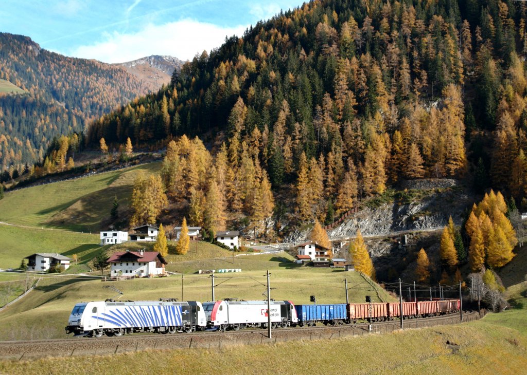 185 661 + 185 664 mit einem Schrottzug am 03.11.2011 unterwegs bei St. Jodok am Brenner.