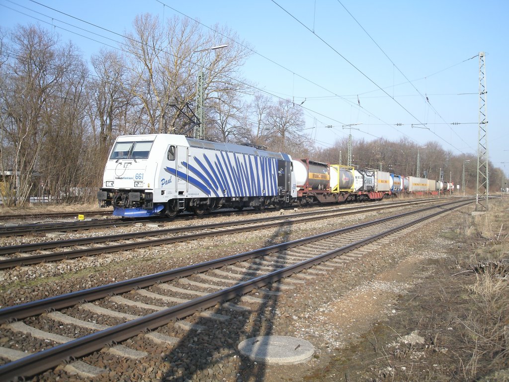 185 661-6 als 661 von Lokomotion in Mnchen Riem mit kurzem Containerzug stadteinwrts fahrend. Aufgenommen am 08. Mrz 2011.