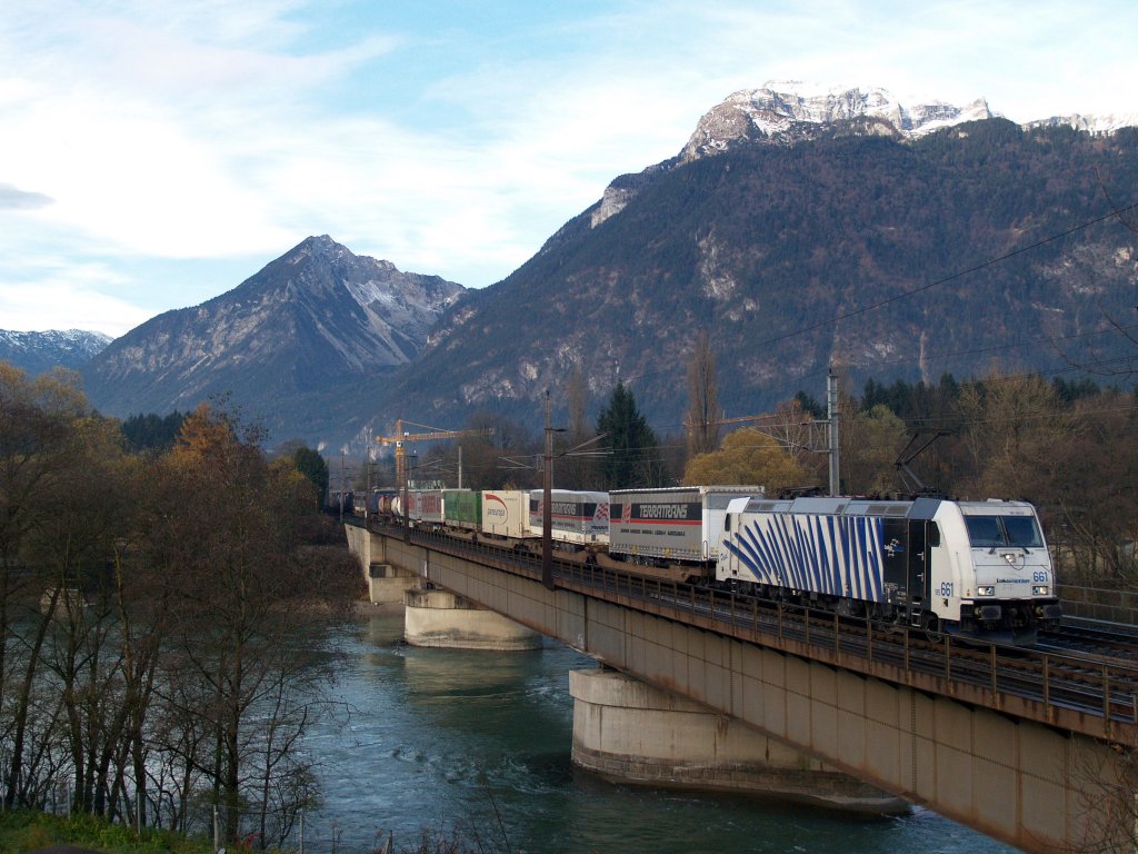 185 661 am 13.11.2010 unterwegs auf der Innbr�cke bei Brixlegg
