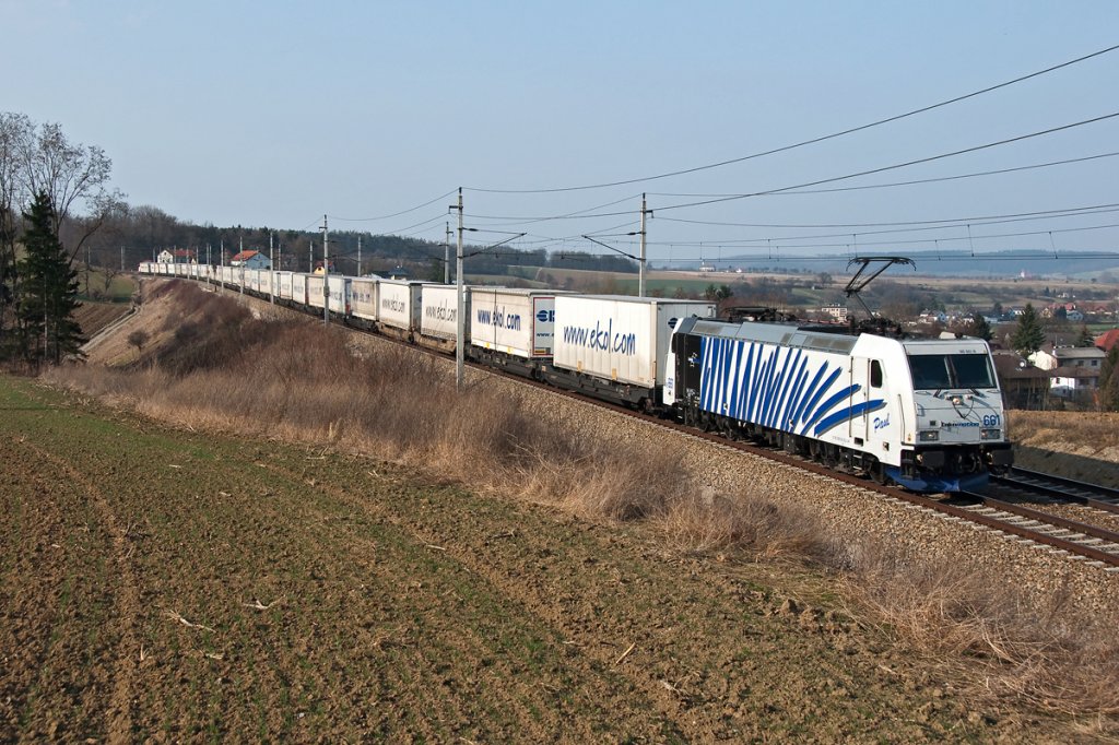185 661  Paul fhrt mit dem  ekol  Zug Richtung Wien. Die Aufnahme entstand am 18.03.2012 bei Bheimkirchen.