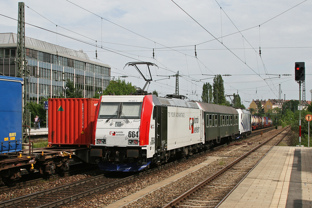 185 662 + 1 Wagen + 185 664 am 10.06.2010 am Heimeranplatz in Mnchen. Dieser Zug fuhr vom ICE Betriebswerk Mnchen nach Riem Ubf und befrderte eine Exkursionsgruppe der Uni Stuttgart.