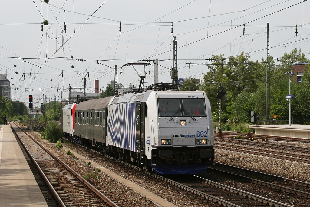 185 662 + 1 Wagen + 185 664 am 10.06.2010 am Heimeranplatz in Mnchen. Dieser Zug fuhr vom ICE Betriebswerk Mnchen nach Riem Ubf und befrderte eine Exkursionsgruppe der Uni Stuttgart. Gru an das Lokpersonal!