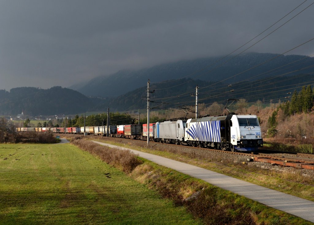 185 662 + 186 101 mit einem KLV am 01.12.2012 bei Terfens. 