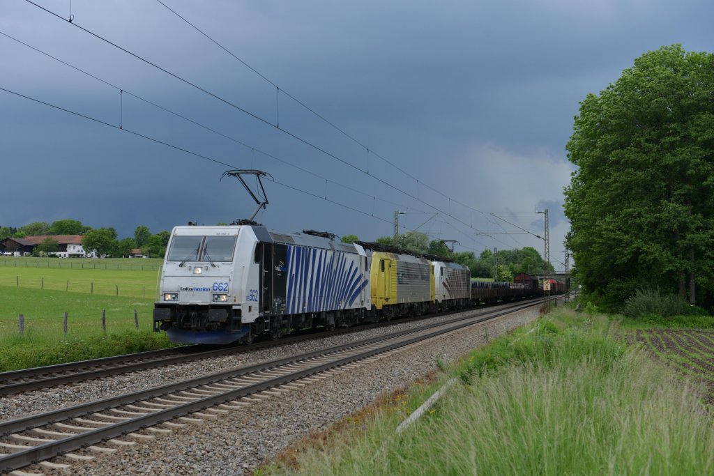 185 662 + 189 905 + 189 918 mit dem Lomo-Stahlzug Richtung Brenner am 29.05.12 unterwegs am B Vogl.