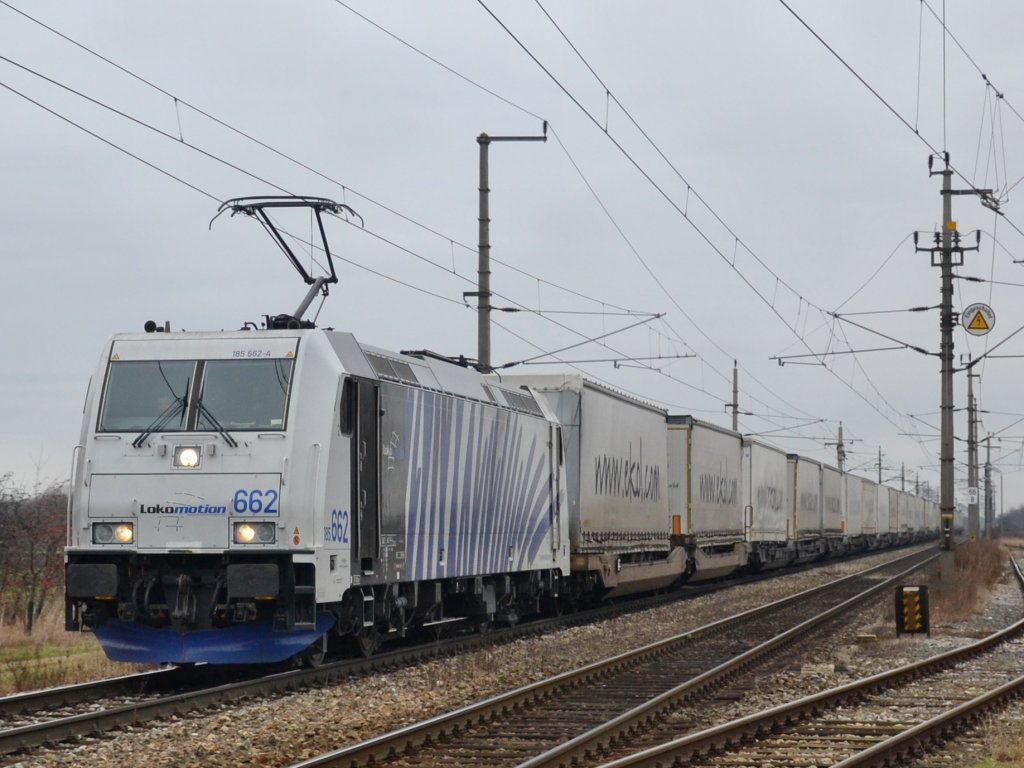 185 662 befrderte am 11.12.2011 den  Ekol  40640 von Hegyeshalom ber Salzburg nach Deutschland. Aufgenommen bei Nickelsdorf.