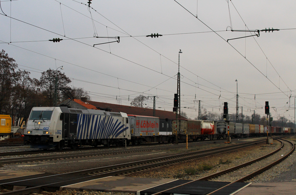 185 662 von Lokomotion mit einem Gterzug nach Mnchen. Aufgenommen am 1. Dezember in Rosenheim.