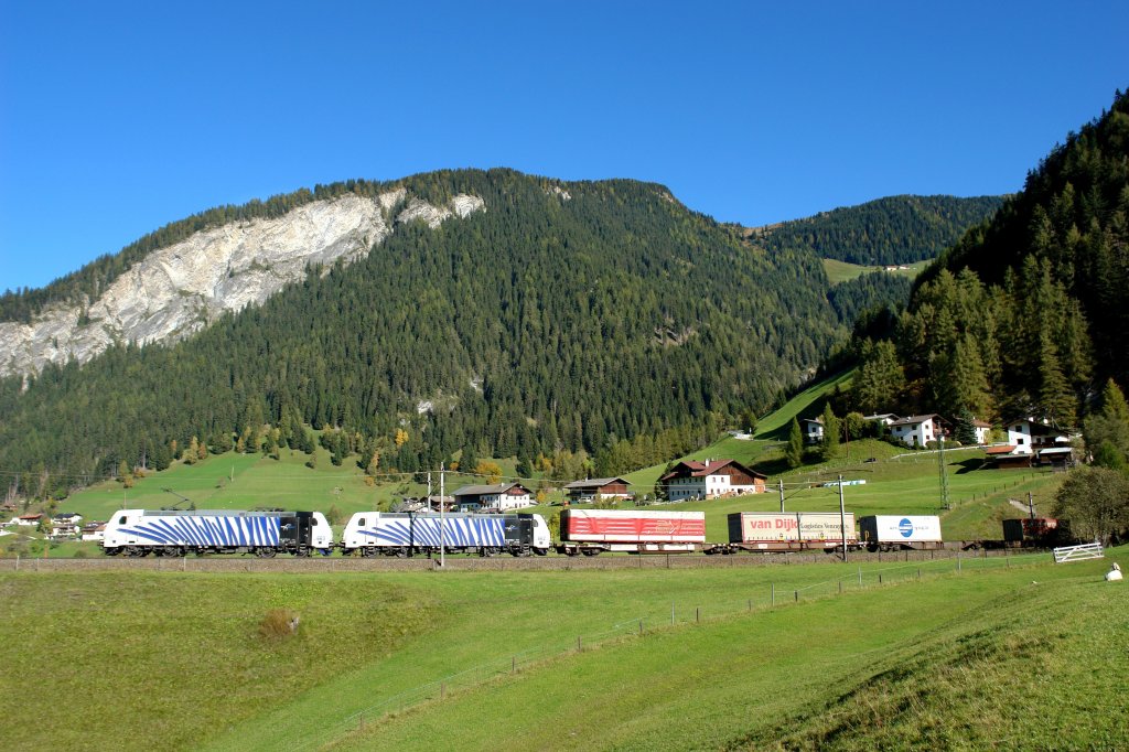 185 663 + 185 662 mit einem KLV am 09.10.2010 unterwegs bei St. Jodok am Brenner.