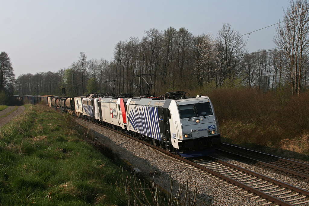 185 663 + 185 665 + 139 133 mit einem KLV Zug am 24.04.2010 bei Grokarolinenfeld.