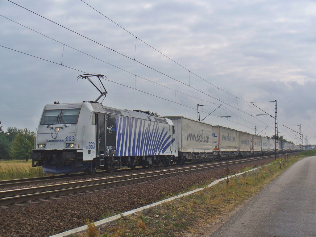 185 663 von Lokomotion zieht einen Ekolzug am 05.10.2011 durch Wiesental

