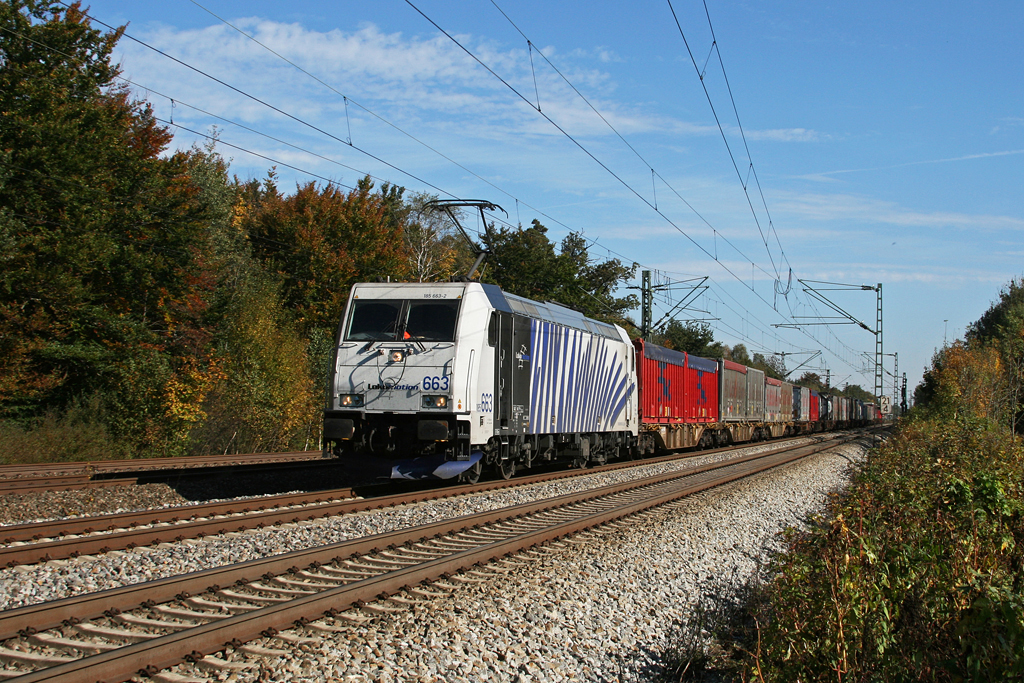 185 663 mit einem KLV Zug am 09.10.2010 in Haar.