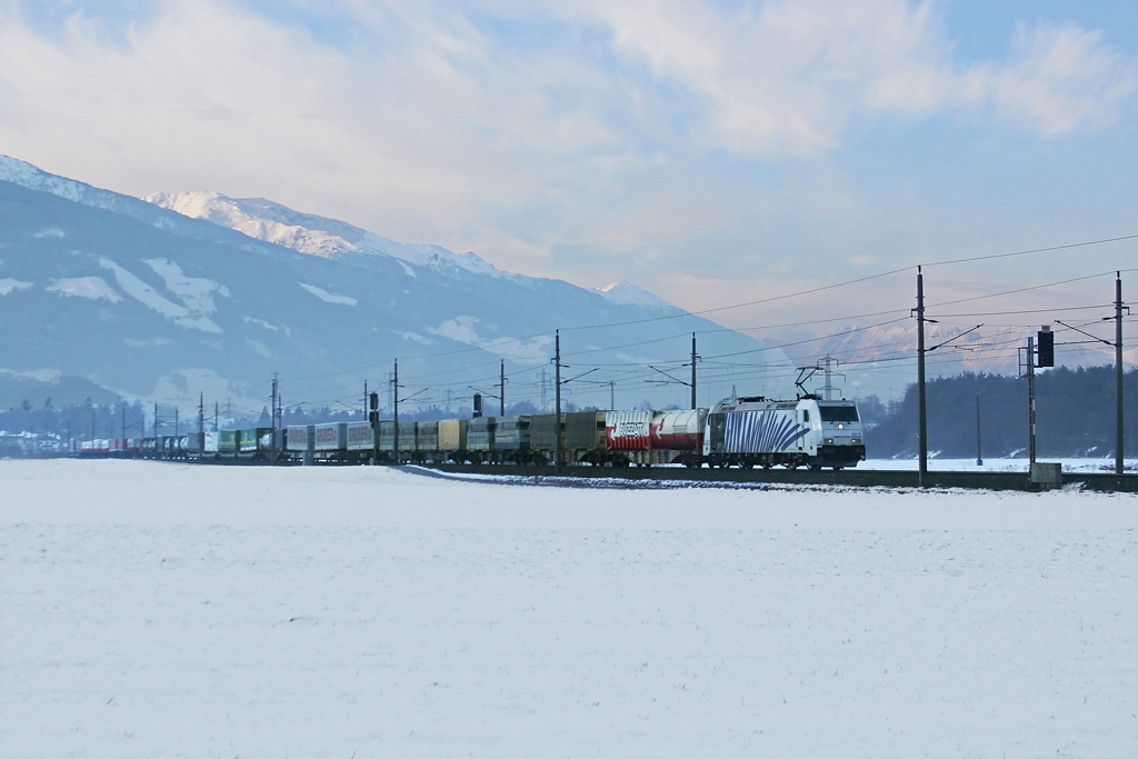 185 663 mit einem KLV Zug am 29.01.2011 bei Schwaz.
