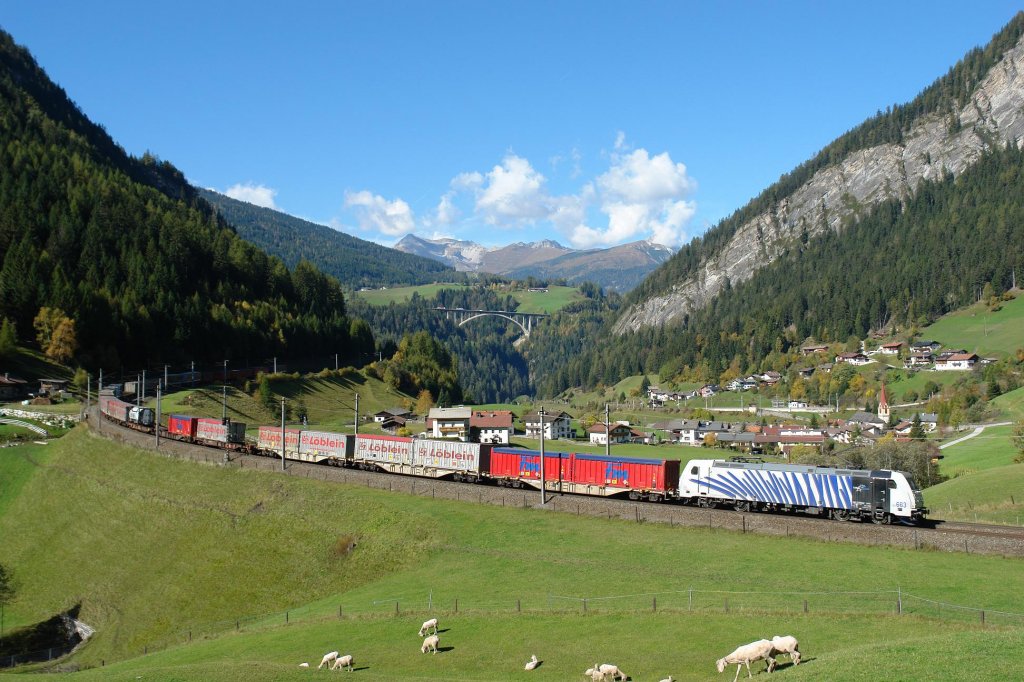 185 663 mit einem KLV nach Leipzig am 09.10.2010 unterwegs bei St. Jodok am Brenner.