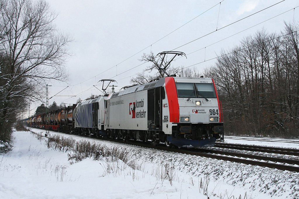 185 664 + 663 mit DGS 41863 (M�nchen Riem Ubf – Ljubljana Moste) am 30.01.2010 in Haar. Planm��ig f�hrt dieser Zug �ber die Mangfallbahn. An seinem letzten Verkehrstag fuhr er jedoch �ber Grafing, in Zukunft f�hrt er Sonntags zu einer wenig fotogenen Tageszeit. Gru� an den Tf!