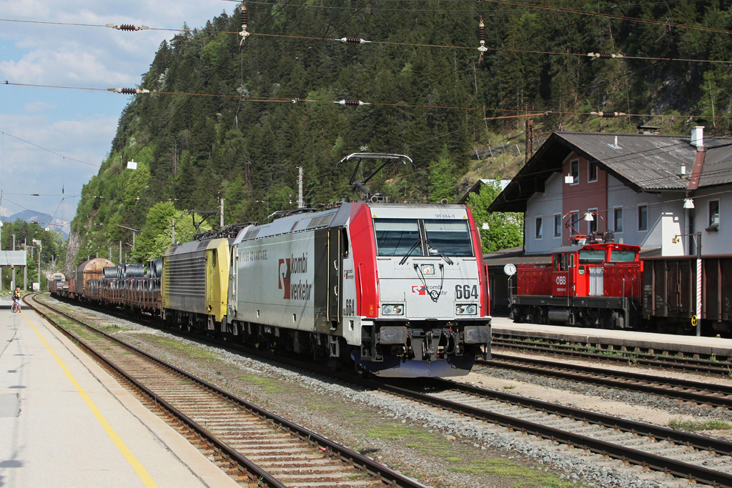 185 664 und 190 90x mit dem Stahlzug DGS 48849 am 22.04.2011 in Brixlegg.