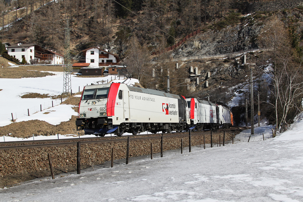 185 665 + 664 + 663 mit einem Gterzug am 10.03.2012 bei St. Jodak. 