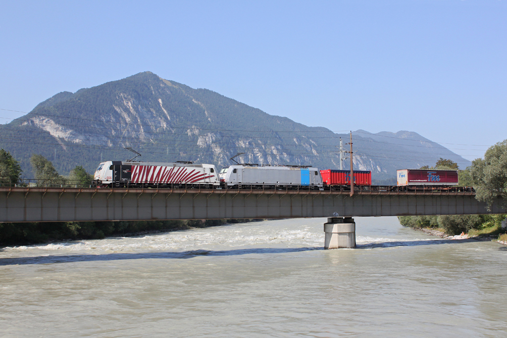 185 666 + 186 110 �berqueren mit einem KLV Zug am 24.08.2011 den Inn in Brixlegg.