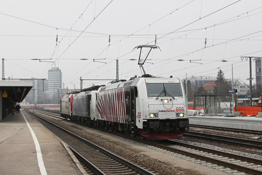 185 666 + 189 917 + 185 664 als Lokzug am 20.02.2011 in Mnchen Ost.