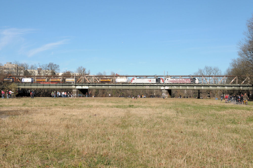 185 666 & 664 am 14.11.10 mit der �bergabe nach M�nchen-Ost auf der  Braunauerbr�cke