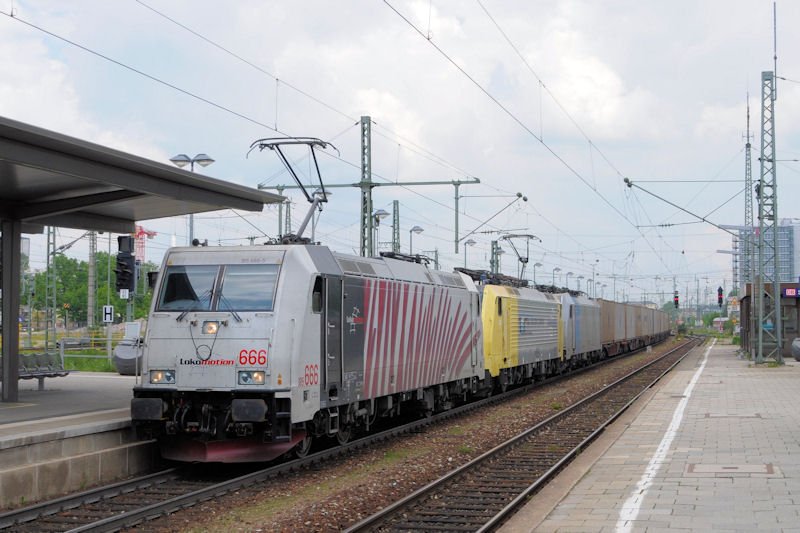 185 666 & ES64 F4-002 sowie 186 108 am 23.05.10 in M�nchen Ost