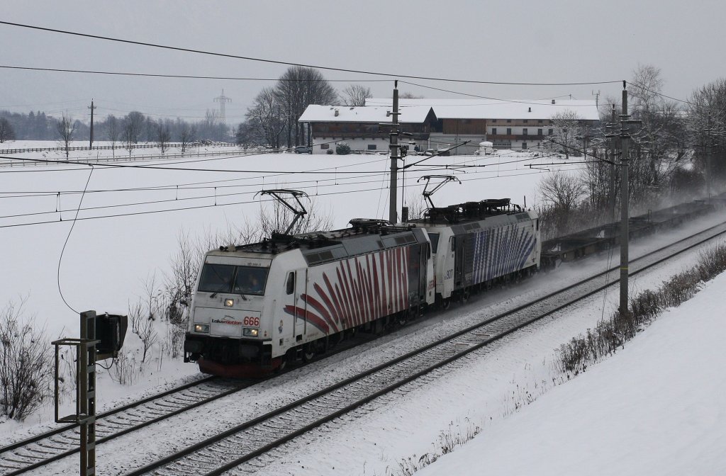 185 666-5 und 189 907-9 von Lokomotion fahren am 8.12.2012 Richtung Brenner, hier zwischen Kufstein und Wrgl.