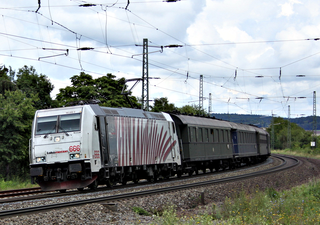 185 666-5 mit Sonderzug am 07.08.11 bei Fulda 
