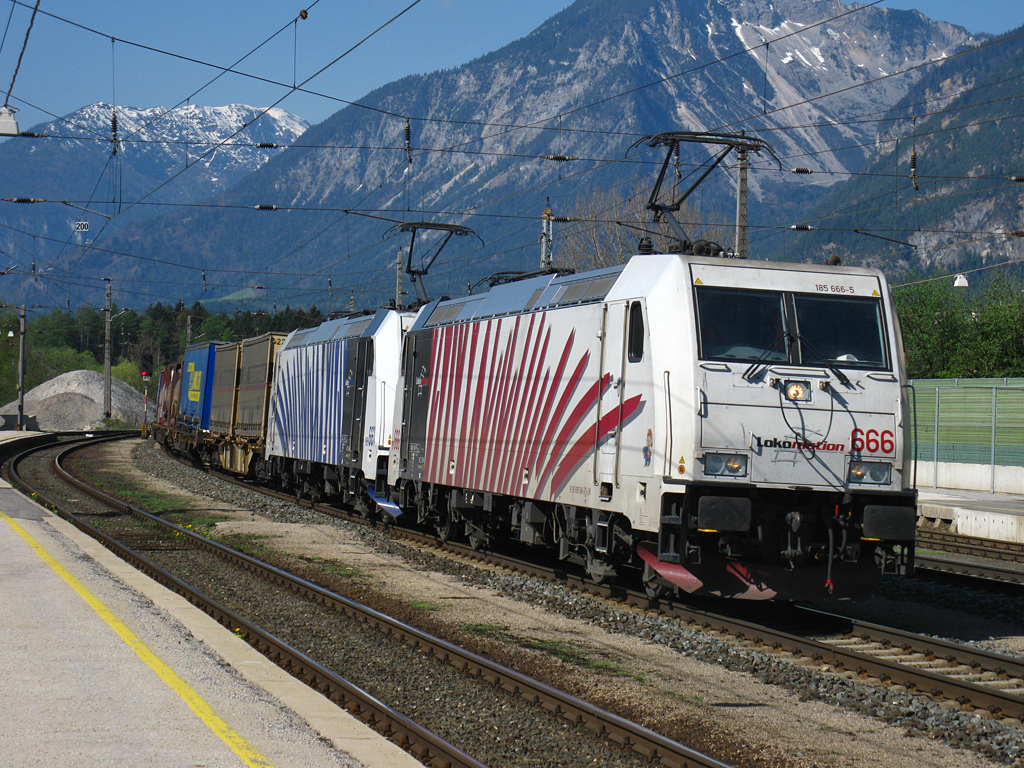 185 666 und 661 mit einem KLV-Ganzzug durch Brixlegg in Richtung Deutschland am 9.4.2010

Lg