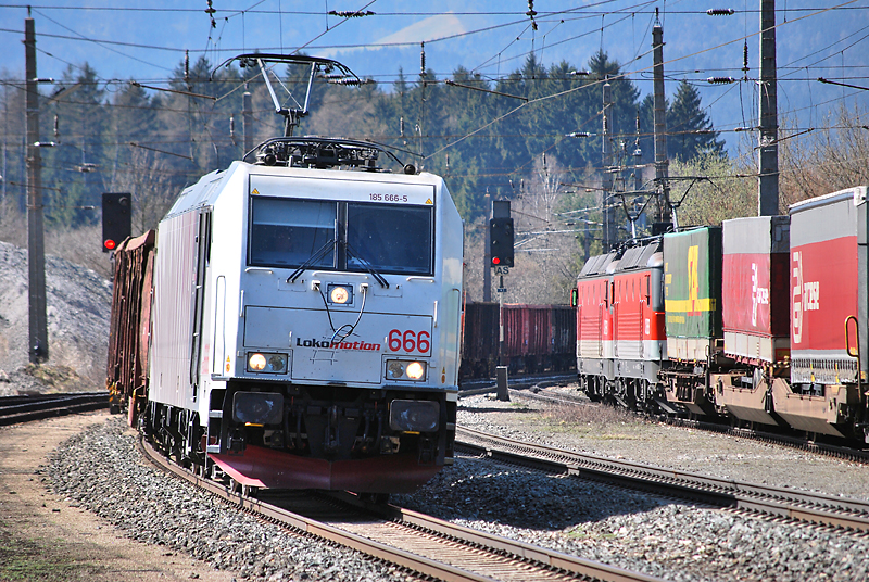 185 666 mit Leerwagenberstellung bei der Durchfahrt in Brixlegg am 24.3.2011.