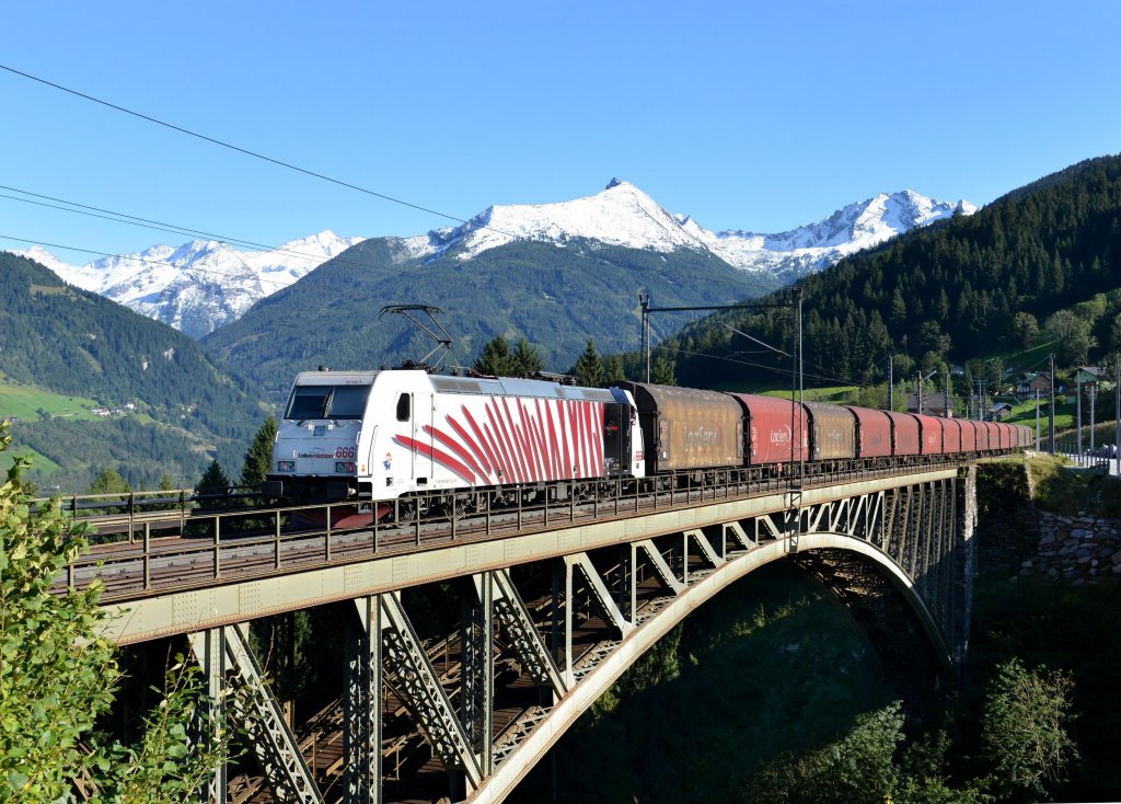 185 666 schiebt den LogServ-Zug am 16.09.2012 �ber die Angertalbr�cke. Zugloks des Zuges waren 1216 940 und 1216 930.
