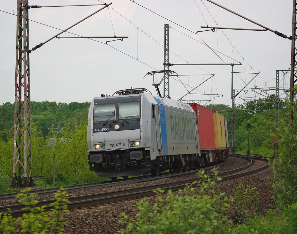 185 671-5 mit Containerzug in Fahrtrichtung Sden in der Einfahrt Eichenberg. Aufgenommen am 29.05.2010.