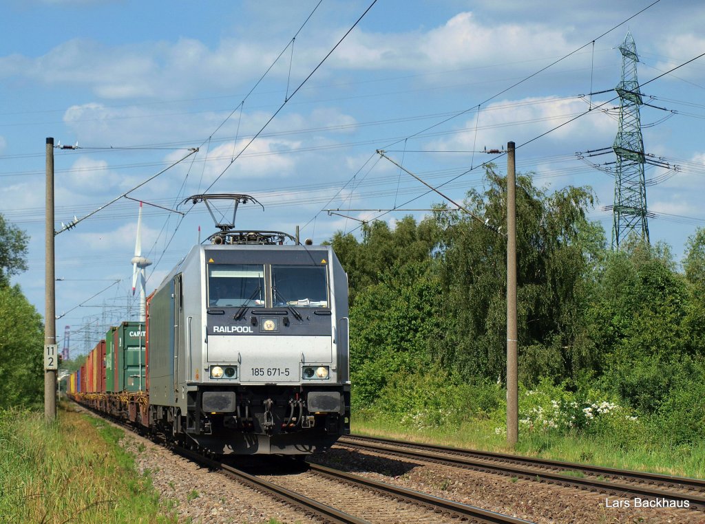 185 671-5 von Railpool vermietet an die Ruhrtalbahn poltert am 23.06.10 mit einem Containerzug aus Hamburg-Waltershof durch Hamburg-Moorburg.