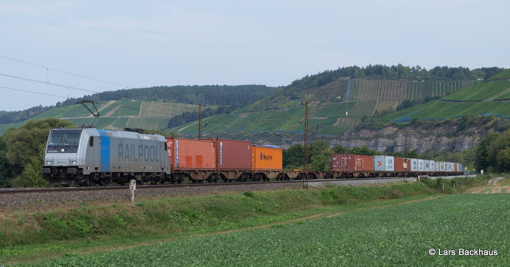 185 671-5, die zurzeit f�r boxXpress f�hrt, bringt einen weiteren Kistenzug durch das Maintal Richtung s�den. Aufgenommen bei Himmelstadt.