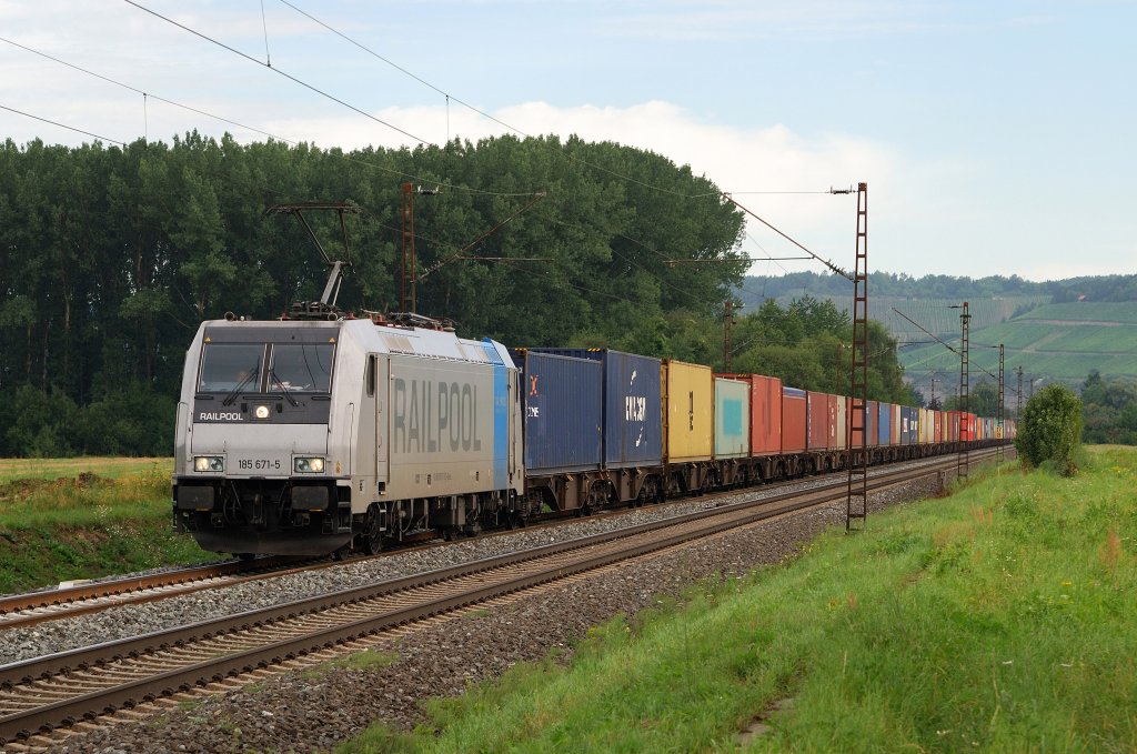 185 671 (TXL) mit Containerzug vor Retzbach (Zellingen) [04.08.2012]