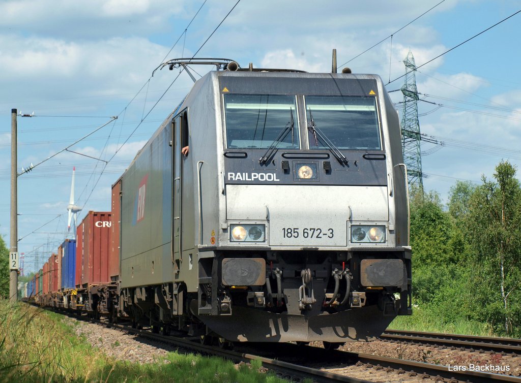 185 672-3 der EVB bringt am 23.06.10 einen Containerzug aus dem Hamburger Hafen durch Hamburg-Moorburg Richtung Hamburg-Harburg.