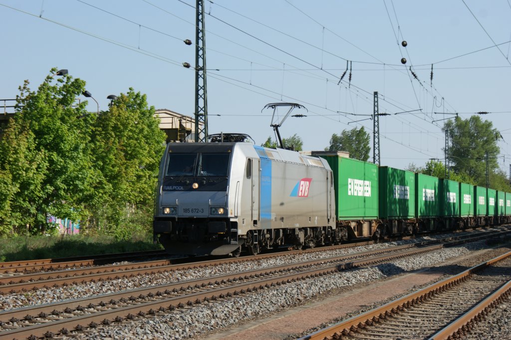 185 672-3 der EVB mit einen Containerzug in Dessau am 30.04.2011