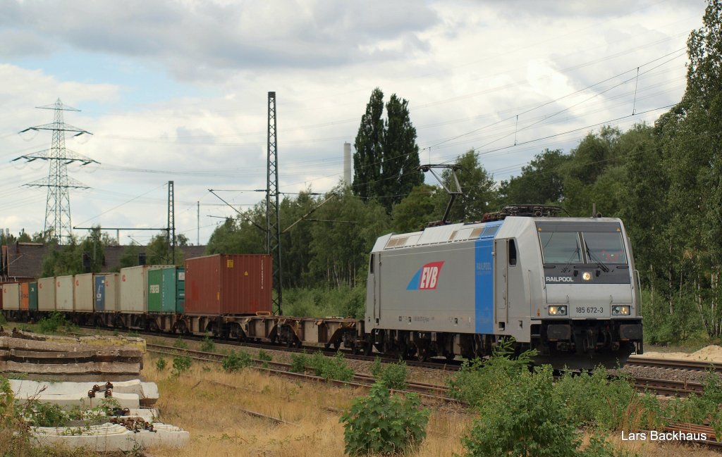 185 672-3 der EVB zieht einen Containerzug aus Hamburg-Waltershof durch Hamburg-Unterelbe Richtung Sden. Aufgenommen am 24.07.10.