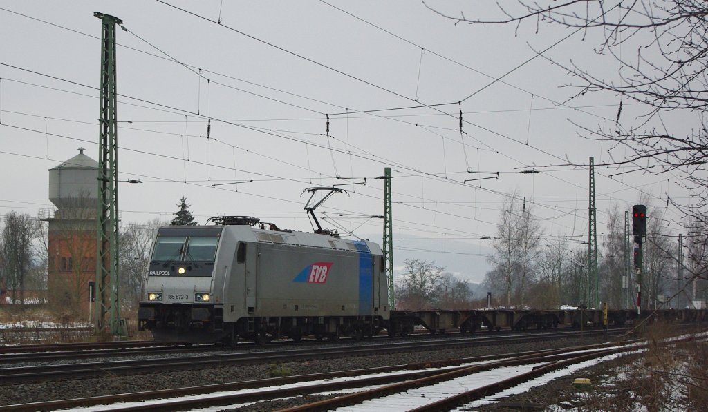 185 672-3 mit Containerzug in Fahrtrichtung Norden durch Eschwege West. Aufgenommen am 24.01.2010.
