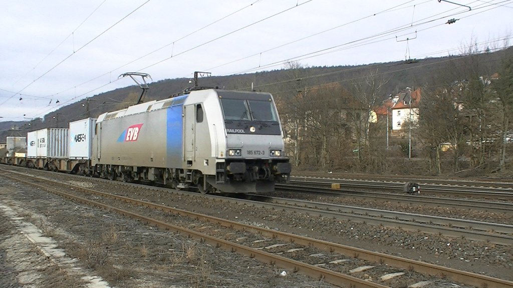 185 672-3 Railpool / EVB mit Containerzug am 21.02.2012 durch Gemnden am Main Richtung Wrzburg.