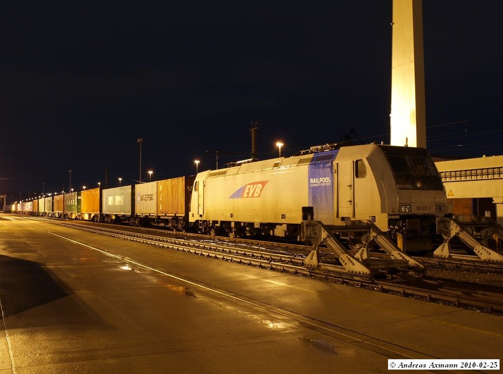 185 672-3 von Railpool fhrt fr die EVB steht noch unter dem Containerverladekran im Stuttgarter Hafen/Umschlagbahnhof. Da sie ohne Strom dasteht, wird sie demnchst mit ihren 25 Wagenzug von der Locon 211 auf ein anderes Gleis mit Strom gezogen/geschoben. (25.02.2010)