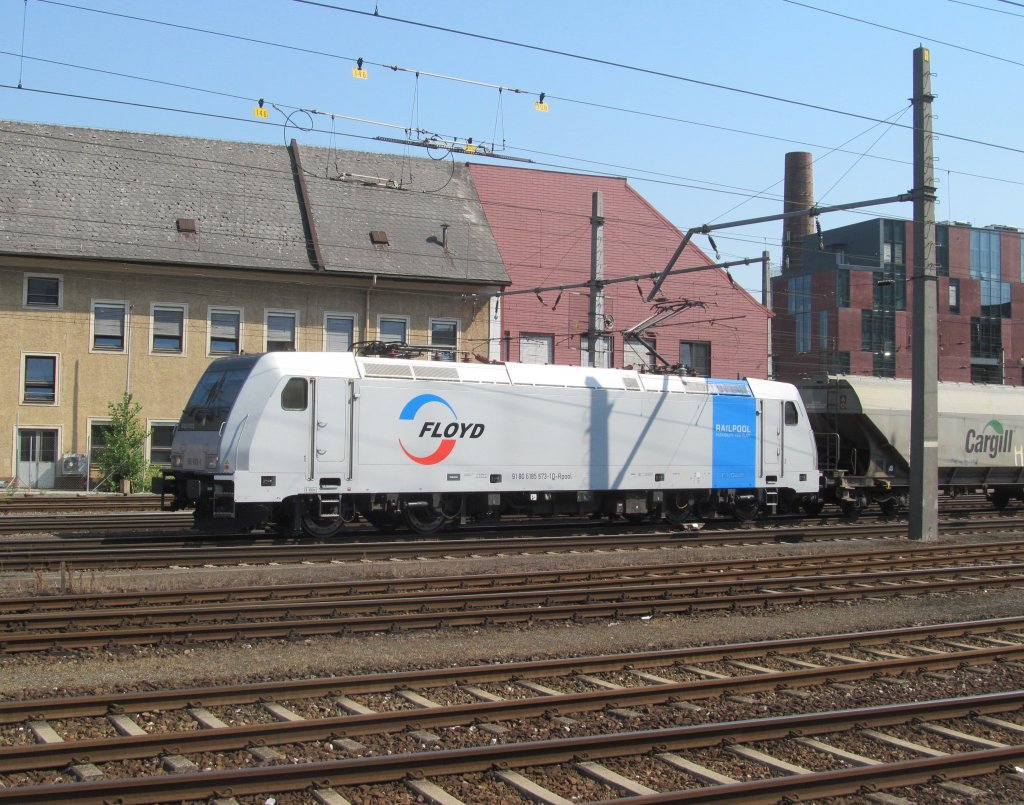 185 673-1 von Railpool / Floyd verlsst am 06. August 2013 mit einem Getreidezug den Bahnhof Linz in Richtung Amstetten.
